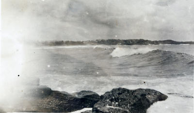 North from Fairy Bower walkway showing waves rolling in to Manly Beach