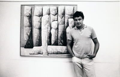 Keith Looby in front of one of his works