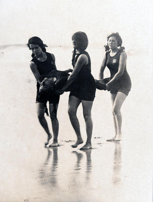 Group portrait of Manly Women's rescue and resuscitation team practising