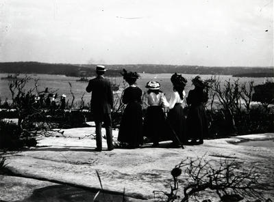 Crowd gathered on North Head to watch the arrival of the American fleet