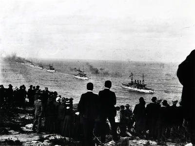 Crowd gathered on North Head to watch the arrival of the American fleet