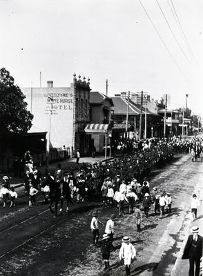 Farewell procession for soldiers in Pittwater Rd?