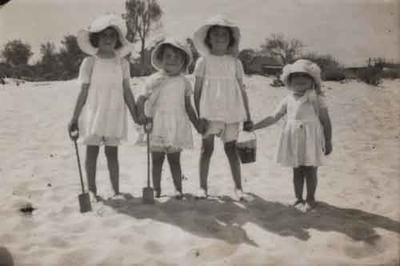 4 young Cazneau daughters at beach