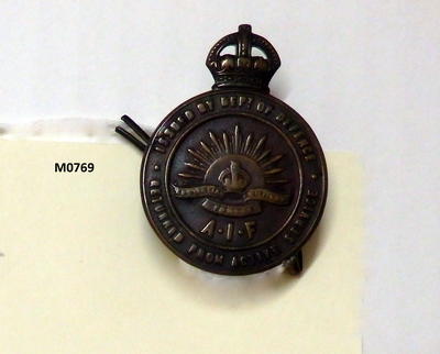 Medal Australian Defence Force medal bronze crown sits on top of disc text around outside centre rising sun crown and banners emblem back two pin slide slips