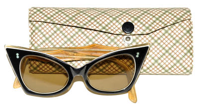 Sunglasses black cats' eye two star studs each corner case-green brown beige plastic case with black press studs